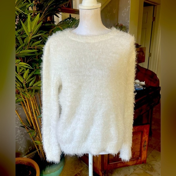 Mudd. Ladies, fuzzy white sweater size medium excellent condition super soft - Picture 3 of 8